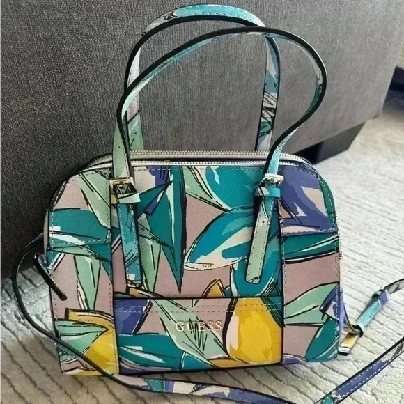 Guess purse - Picture 1 of 9